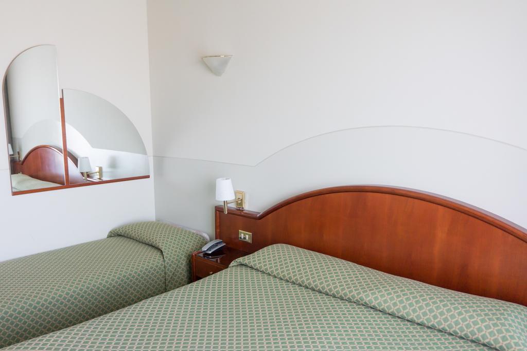 Hotel Porto Azzurro Сірміоне Номер фото